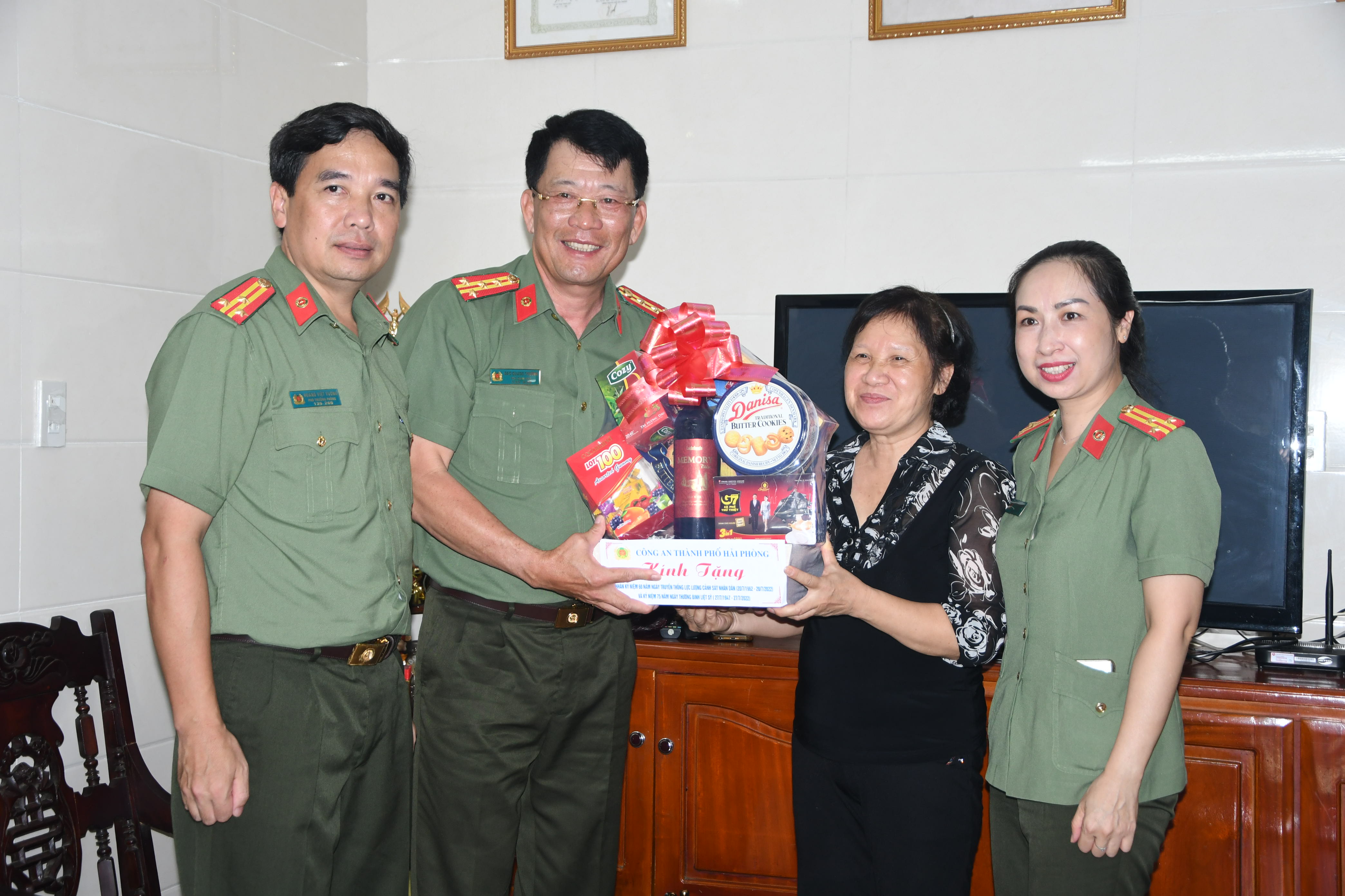 Đại tá Đào Quang Trường, Phó Giám đốc CATP thăm, tặng quà các gia đình thương binh, liệt sĩ